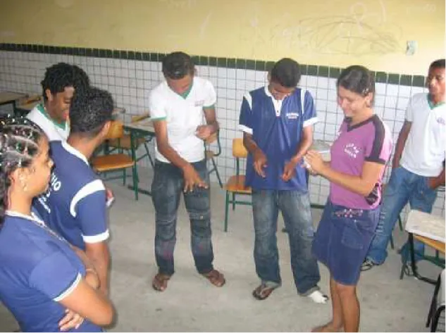 Figura  9  –   Os  estudantes  praticam  os  jogos  e  exercícios,  chamados  por  Boal  de  “ O Arsenal do TO ”  (Fonte: Flávio José Rocha da Si lva)