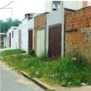 Figura 4 – Má aparência das garagens e estacionamentos construídos nos espaços abertos  – Guajuviras  Blocos 