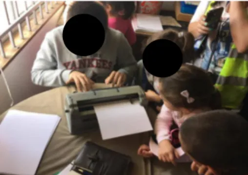 Figura  5- Visita a uma criança invisual. Demonstração de como se escreve em  braille, utilizando uma máquina