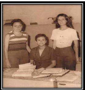 Figura 4.   Ana Leal ladeada por grandes amigas no Jornal O Norte. (Sem data)  Fonte: Arquivo Pessoal de Ana Maria Meira Leal 
