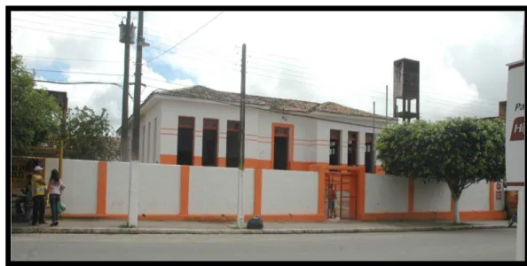 FIGURA 4  –  Visão frontal da Escola Municipal de Ensino Fundamental e Médio José  Menino de Oliveira