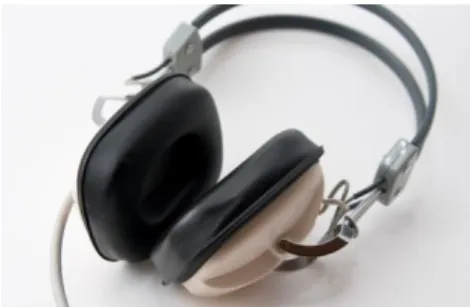 Figura  4  |  Auscultadores  auriculares  ou  earbuds  (à  esquerda);  Auscultadores  intra-auriculares  ou  in-ear (à direita) 95   