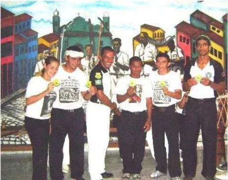 FIGURA  30:  Mestre  Naldinho  entregando  condecoração  aos  integrantes  que  representaram  o  grupo  em  Salvador  (BA)  em  2009