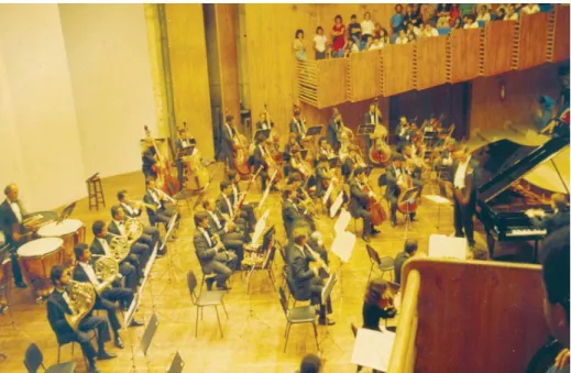 FIGURA 18 – A OSPB em concerto no Cine Bangüê, sob a regência do maestro Eleazar de  Carvalho 