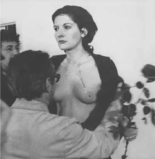 Fig. 8. Fotografia de performance Rhythm 0, Marina Abramovic, Nápoles, 1974.
