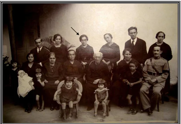 Figura 11: Família de Dona Argentina Pereira Gomes, após o falecimento de seu pai  João Gregório Pereira Gomes em 1931, na casa da Av
