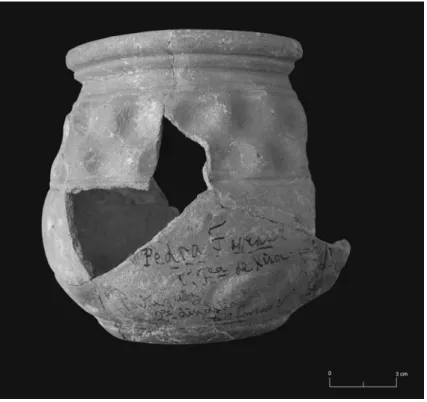 Fig. 2 – Pote cerâmico com marcação de H. Cabaço: “Pedra Furada // V. F ca.  de Xira. 