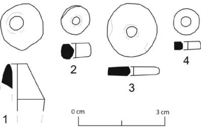 Fig.  8 – Contas  de  colar.  1 – conta  bitroncocónica  de  cerâmica;  2  e  3 – contas  discóides de mica; 4 – conta discóide de clorite (desenhos de I