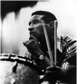 Figura  11,  autoria  de  Albert  Kok (1979):  Maxwell  Lemuel  “Max”  Roach   (1924-2007)  foi  um  percussionista,  baterista  e  compositor  de  Jazz  afroamericano