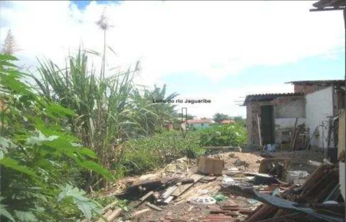 Figura 10  –  Entulhos resultantes das autoconstruções que provocam o aterro das margens  do rio Jaguaribe 