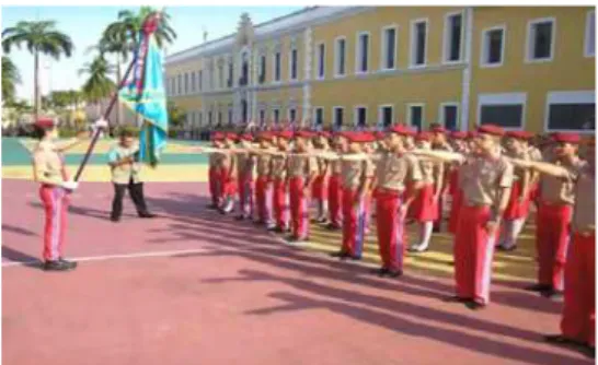 Figura 1: Alunos do Colégio Militar de Fortaleza em formatura  Fonte: Disponível em: http//www.pracadacultura.com/imagem.php 