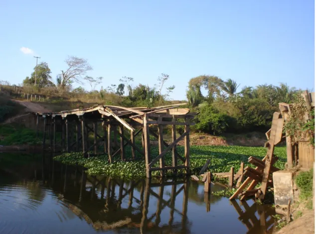 Figura 12 - Dificuldade de acesso, ponte quebrada no acesso ao Povoado Mata de Ana, município de Bacabal  (MA) 