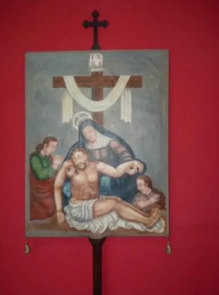 Figura 5 - Exemplo de uma bandeira processional representando Nossa Senhora da Piedade, encimada por  uma cruz de madeira