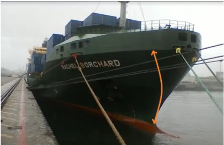 Figura 2-13 – Flare de proa de um navio porta-contentores acostado no terminal de contentores Sul do  Porto de Leixões (2017)