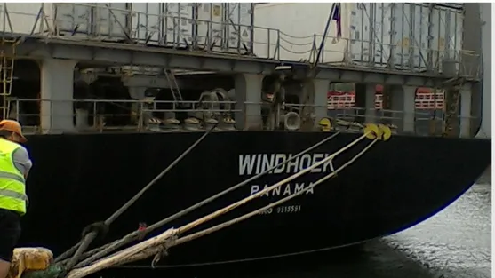 Figura 2-20- Vista de popa do navio porta-contentores WindHoek amarrado no terminal de contentores  Sul do Porto de Leixões (2017)