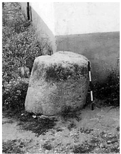 Fig. 3 Fragmento de miliário ou fuste de coluna no Monte da Alcarapinha 