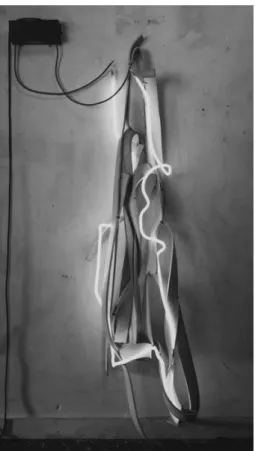 FIG. 11.  White Neon Belt Piece , 1967. Borracha vulcanizada, tubagens em néon, cabo,  clips em metal, e transformador