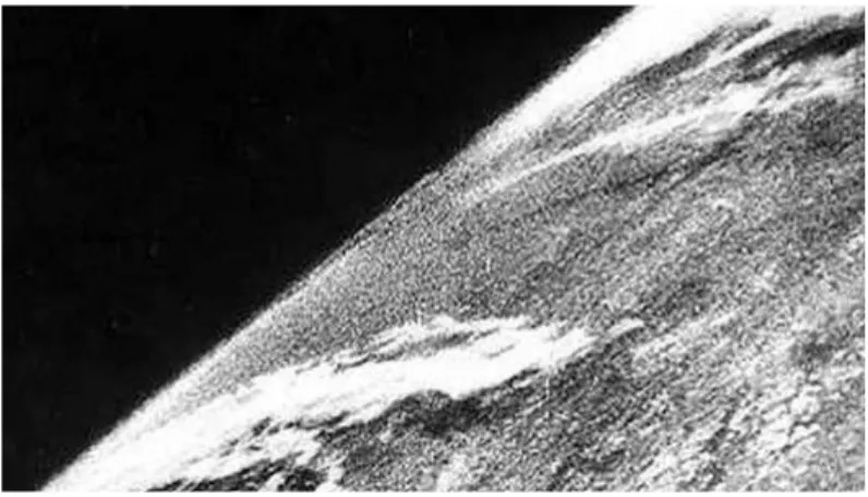 Figura 2.4: Primeira fotografia da Terra a partir do Espaço (https://gizmodo.com/). 