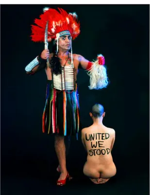 Fig. 5 – Rito neo-azteca. Fotografia do portfolio de 2004 de Guillermo Gomez-Peña, Ethno-Techno,  http://www.pochanostra.com/photo-performances/ 