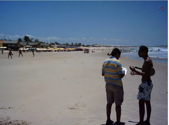 Figura 1: Entrevista com frequentadores da praia do Iguape. Setembro de 2007. Foto dos Autores