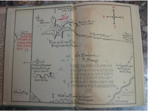 Figura 6 — Exemplo do mapa e idioma em O Hobbit (1937) de J.R.R. Tolkien. (Fonte: 