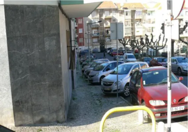 Figura 10 - O único caso de estacionamento problemático na área de estudo (Praceta da Goa, Olival Basto)  Fonte: Própria 