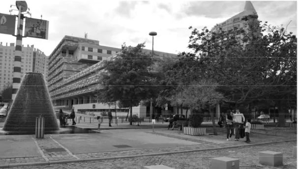 Figura 12 | Rua com movimento pedonal. Zona do Parque das Nações, Lisboa. 