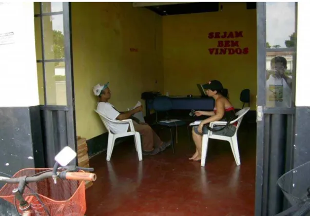 Foto  nº9. Ex-coordenador local do Programa do Assentamento Santa Cruz  II em conversa com a pesquisadora,  17 de Novembro de 2007