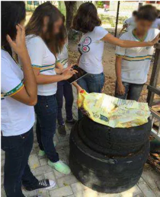 Figura 13 – Alunos no bosque da escola registrando o lixo com fotos 