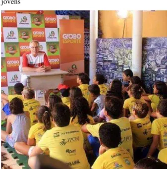 Figura  7  –   Alberto  Bial  dialogando  com  os  jovens 