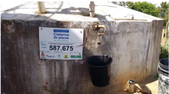 Figura 9  –  Balde usado para retirar água de cisterna em comunidade de Sergipe  (Fonte própria/2016) 