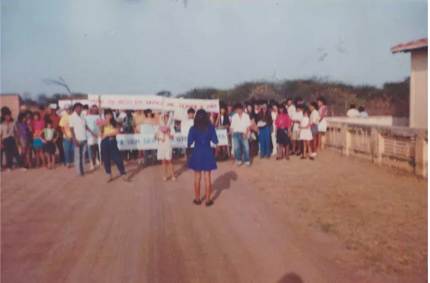 FIGURA 8 - Camponeses celebrando a vitória da luta de Três Irmãos  –  1991. 