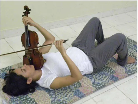 FIGURA 7 – Respiração abdominal com o violino (posição deitada)  