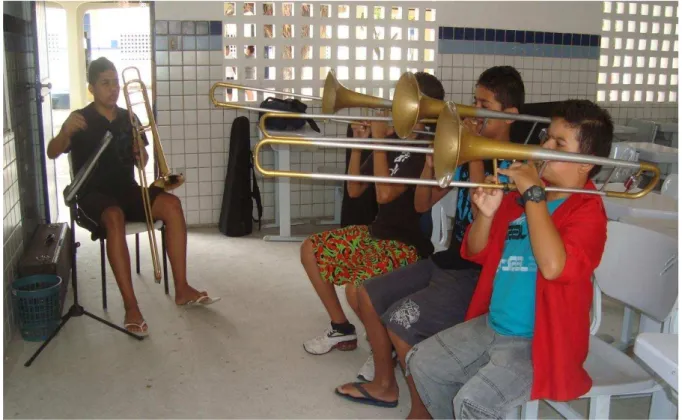 Foto 7: O monitor Thalles ministrando a aula de trombone. Fonte: (SILVA, 2011). 