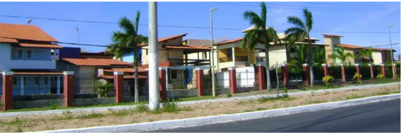 Figura 13. Fachadas de fundo das residências, voltadas para a fachada sul (principal) do condomínio Cabo Branco  Residence Privé