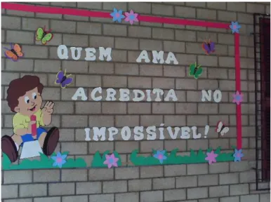 Foto 1: Decoração exposta na parede do corredor da escola, no bloco em que fica localizada a sala de  aula do Jardim II