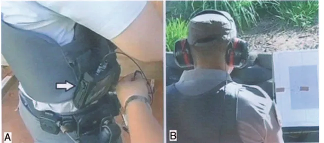 Figura 1   (A) Fotografia demonstrando audiodosímetro fixado no colete do policial (seta); e (B), uso do protetor auricular tipo  concha durante a sessão de treinamento no estande de tiros.