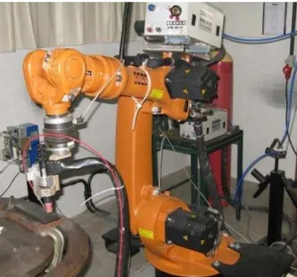 Figura 3.3. Bancada de experimentos II. Robô industrial com sistema de soldagem TIG com  alimentação de arame acoplado