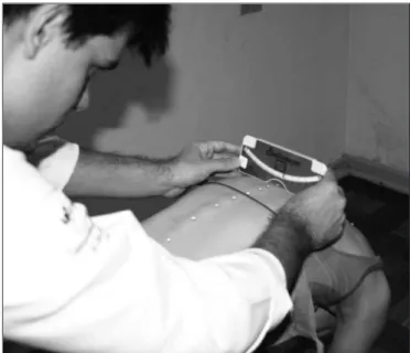 Figura 2.  Medição realizada com o escoliômetro durante a avaliação  com  o  voluntário  posicionado  em  ortostatismo  e  flexão  anterior  do  tronco.
