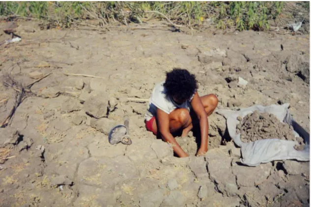 Figura 6- Maria de Zé Pequeno retirando o barro da lagoa 