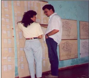 Foto 5: Santana do Acaraú 06/10/1990 –  Sandra Farias,Secretária de Agricultura do  município na época trabalhando no Painel de  Indicações de Ações de Governo para o ano  de 1991(arquivo Chico Guedes)