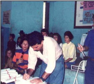 Foto 12:Santana do Acaraú 05/01/1991 – O  Prefeito João Ananias entrega cópias do  Termo de Compromisso Conjunto (Arquivo  Chico Guedes)