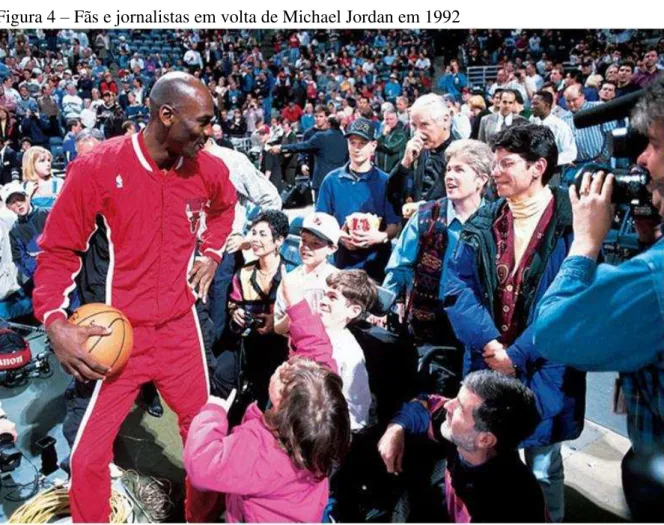 Figura 4  –  Fãs e jornalistas em volta de Michael Jordan em 1992 