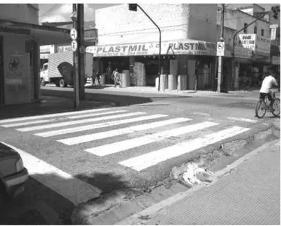 Figura 3.6: Desnível do leito carroçável da  via em relação à calçada  no Centro  de Fortaleza-CE (2005)