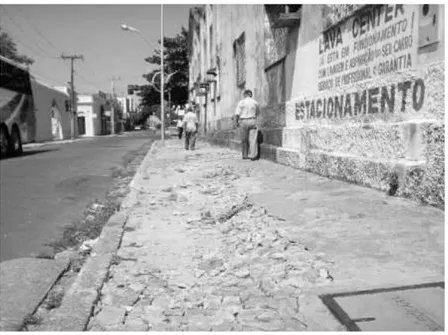 Figura  3.8:  Calçada  com  superfície  esburacada  dificultando  a  circulação  dos  pedestres no Centro de Fortaleza-CE (2005)