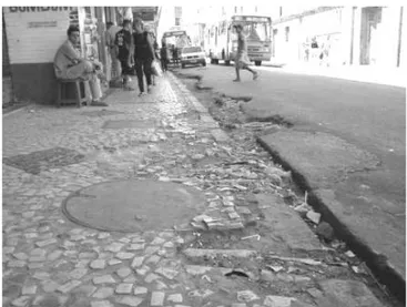 Figura 3.14: Exemplo de calçada degradada no Centro de Fortaleza-CE (2005). 