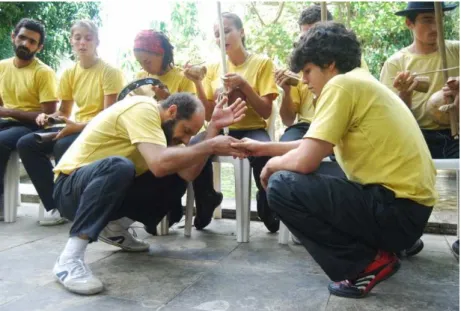 Figura 07 - Ao “pé-do-berimbau”. Mestre Armandinho pede permissão e bênçãos para entrar na roda, que foi  realizada em um sítio no município de Maranguape, por ocasião da despedida de uma integrante do grupo que  foi estudar em Portugal (2009)