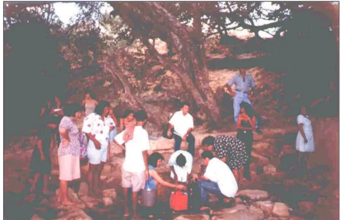 Fig. 3 – Romeiros pegando água da Fonte, 08/1999.   Foto: Débora Maia. 