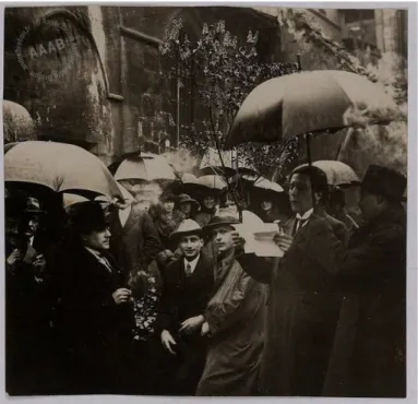 Figura 10 - Dadaístas em frente à Igreja de Saint Julien le Pauvre, 1921