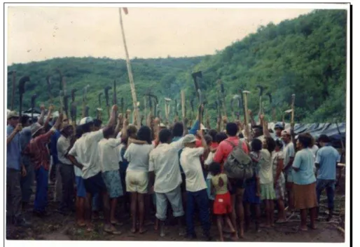 Figura 4  –  Reunião dos trabalhadores e trabalhadoras no primeiro acampamento na  Fazenda Caldeirão